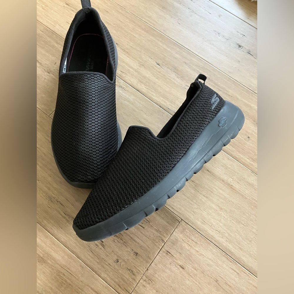 Skechers Gowalk black fabric women’s athletic shoes. Size 8.5